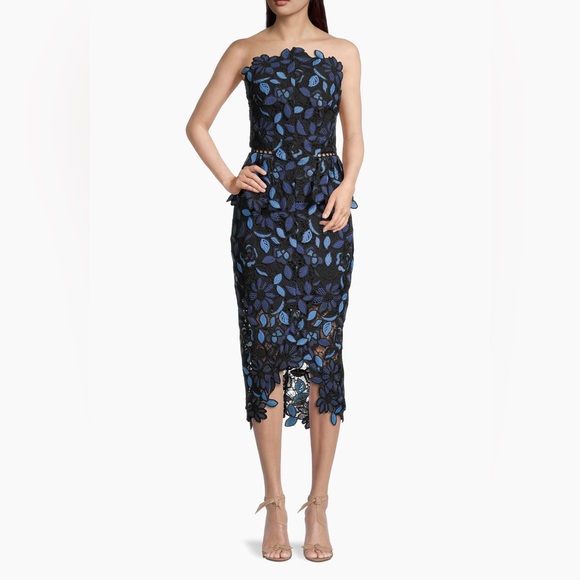 Elliatt Dresses & Skirts - Elliatt Optics Floral Lace Peplum Dress XS Navy and Black